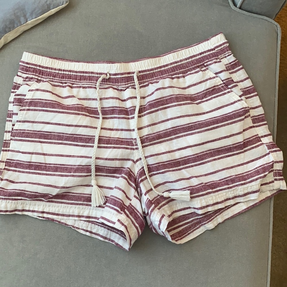 Linen shorts with pockets and a tie